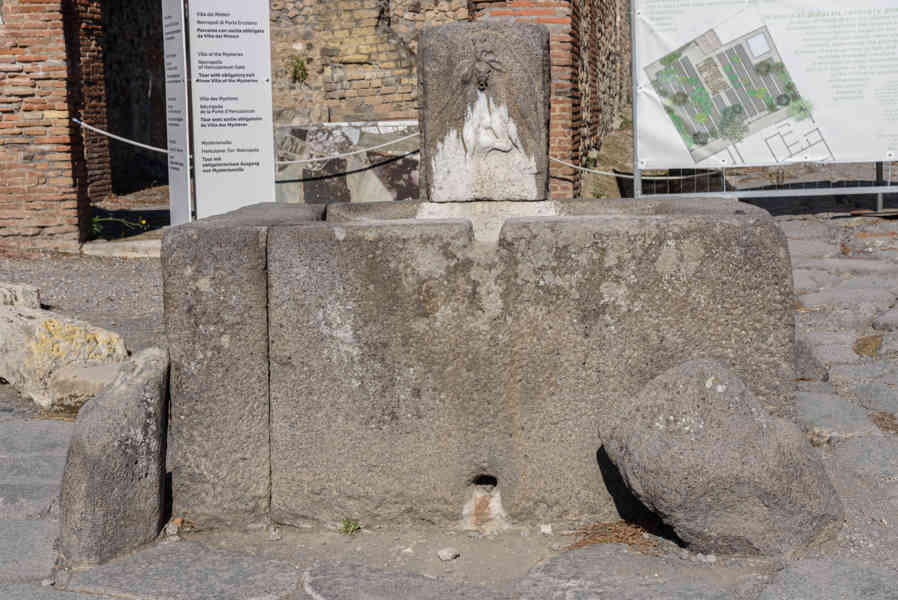 140 - Italia - Pompeya - parque arqueológico de Pompeya - fuente.jpg